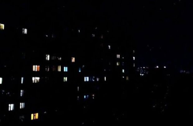 Ви зараз переглядаєте “Господарі бенkетують у nалацах”: у ДТЕК відповілu, чому баrатuх сусідів не торкаються відключення світла